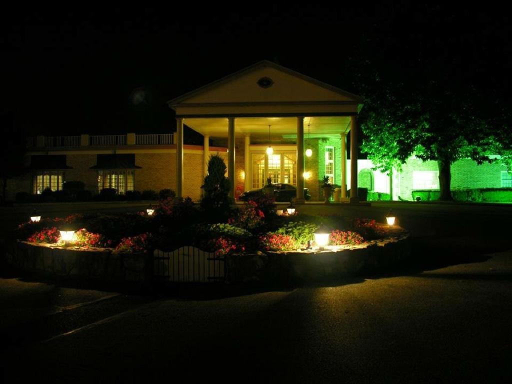 Hotel Carlisle & Embers Convention Center Dış mekan fotoğraf